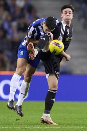 FC Porto v Casa Pia AC - Liga Portugal Betclic Nehuen Perez of FC Porto competes for the ball with Max Svensson of Casa Pia AC during the Liga Portugal Betclic match between FC Porto and Casa Pia AC at Estadio Do Dragao in Porto, Portugal, on December 2, 2024 Porto, Portugal Porto Portugal  Copyright: xJosexManuelxAlvarezxReyx originalFilename:alvarezrey-notitle241202_nphcP