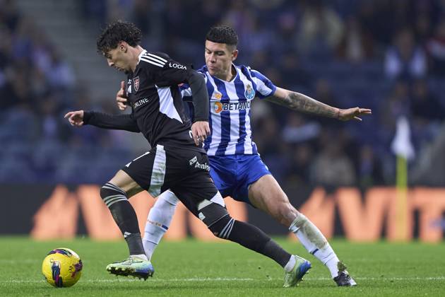 FC Porto v Casa Pia AC - Liga Portugal Betclic Nehuen Perez of FC Porto competes for the ball with Nuno Moreira of Casa Pia AC during the Liga Portugal Betclic match between FC Porto and Casa Pia AC at Estadio Do Dragao in Porto, Portugal, on December 2, 2024. Porto, Portugal Porto Portugal  Copyright: xJosexManuelxAlvarezxReyx originalFilename:alvarezrey-notitle241202_npqUg