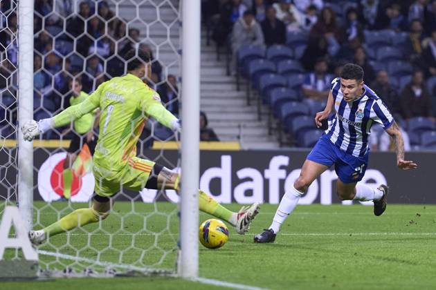 FC Porto v Casa Pia AC - Liga Portugal Betclic Nehuen Perez of FC Porto heads the ball during the Liga Portugal Betclic match between FC Porto and Casa Pia AC at Estadio Do Dragao in Porto, Portugal, on December 2, 2024. Porto, Portugal Porto Portugal  Copyright: xJosexManuelxAlvarezxReyx originalFilename:alvarezrey-notitle241202_np1yw