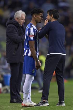 FC Porto v Casa Pia AC - Liga Portugal Betclic Vitor Bruno, Head Coach of FC Porto, talks with Goncalo Borges of FC Porto during the Liga Portugal Betclic match between FC Porto and Casa Pia AC at Estadio Do Dragao in Porto, Portugal, on December 2, 2024. Porto, Portugal Portugal  Copyright: xJosexManuelxAlvarezxReyx originalFilename:alvarezrey-notitle241202_np083