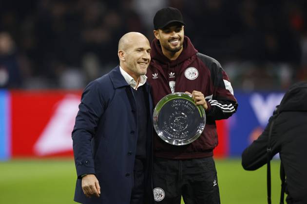 AMSTERDAM - (l-r) Ajax technical director Alex Kroes, Devyne Rensch of Ajax receives a bowl for 150 games in Ajax 1 during the Dutch Eredivisie match between Ajax Amsterdam and FC Utrecht at the Johan Cruijff ArenA on Dec. 4, 2024 in Amsterdam, Netherlands. ANP MAURICE VAN STEEN Dutch Eredivisie 2024 25 xVIxANPxSportx xxANPxIVx 514904421 originalFilename: 514904421