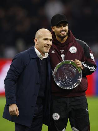 AMSTERDAM - (l-r) Ajax technical director Alex Kroes, Devyne Rensch of Ajax receives a bowl for 150 games in Ajax 1 during the Dutch Eredivisie match between Ajax Amsterdam and FC Utrecht at the Johan Cruijff ArenA on Dec. 4, 2024 in Amsterdam, Netherlands. ANP MAURICE VAN STEEN Dutch Eredivisie 2024 25 xVIxANPxSportx xxANPxIVx 514904955 originalFilename: 514904955