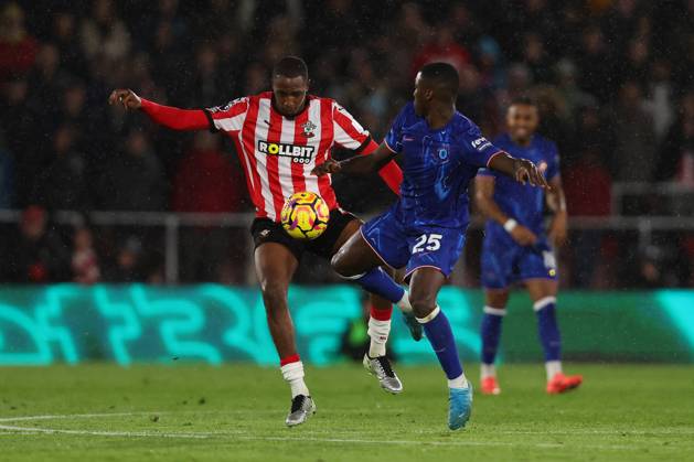 Football - 2024 2025 Premier League - Southampton vs Chelsea - St Mary™s Stadium - Wednesday 4th December 2024 Joe Aribo of Southampton and Moises Caicedo of Chelsea in action during the Premier League match at St Mary™s Stadium COLORSPORT Shaun Boggust