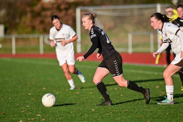 Soccer I Women I Season 2024 2025 I Regionalliga Nord I Matchday 12 I SV Henstedt Ulzburg FC St Pauli I 01 12 2024 Jennifer Michel 77, SV Henstedt Ulzburg on the ball Copyright: xLobeca WolfxGebhardtx