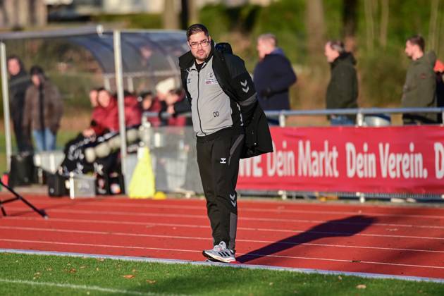 Soccer I Women I Season 2024 2025 I Regionalliga Nord I 12 Matchday I SV Henstedt Ulzburg FC St Pauli I 01 12 2024 Close-up, single photo, cropped photo, portrait, portrait, single photo, single photo, body Dennis Dreke SV Henstedt Ulzburg on the edge of the pitch Copyright: xLobeca WolfxGebhardtx