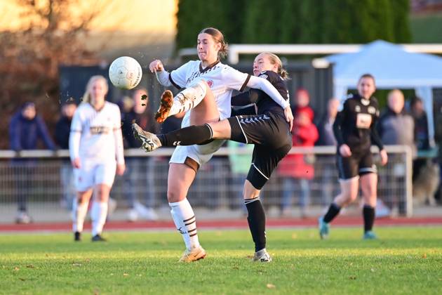 Soccer I Women I Season 2024 2025 I Regionalliga Nord I Matchday 12 I SV Henstedt Ulzburg FC St Pauli I 01 12 2024 Duel, duel Lina Jubel 24, FC St Pauli and Chiara Pawelec 18, SV Henstedt Ulzburg Copyright: xLobeca WolfxGebhardtx
