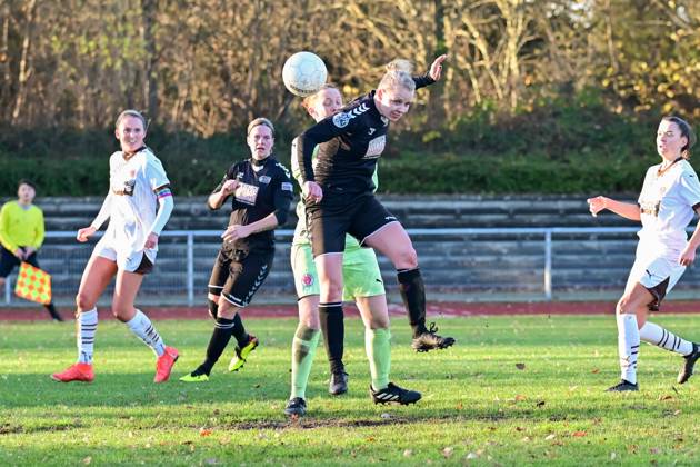 Soccer I Women I Season 2024 2025 I Regionalliga Nord I Matchday 12 I SV Henstedt Ulzburg FC St Pauli I 01 12 2024 Jennifer Michel 77, SV Henstedt Ulzburg is on the ball in front of goalkeeper Tara Zimmermann 27, FC St Pauli and is able to put the ball in the net for 1-0 Copyright: xLobeca WolfxGebhardtx