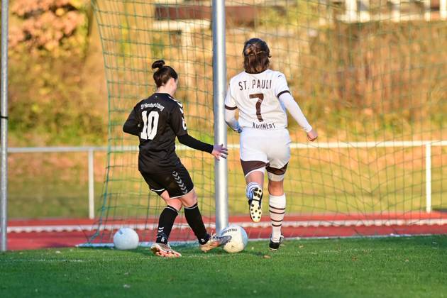 Soccer I Women I Season 2024 2025 I Regionalliga Nord I Matchday 12 I SV Henstedt Ulzburg FC St Pauli I 01 12 2024 Michelle Hille 10, SV Henstedt Ulzburg was able to play around the goalkeeper and can now easily sink the ball into the goal Carlotta Lilli Kuhnert 7, FC St Pauli can no longer intervene either Copyright: xLobeca WolfxGebhardtx