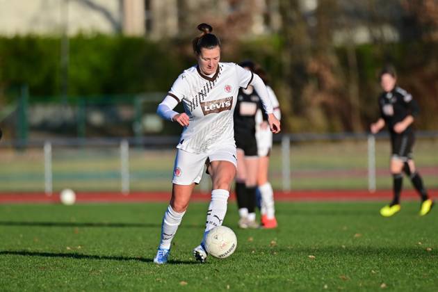 Soccer I Women I Season 2024 2025 I Regionalliga Nord I 12 Matchday I SV Henstedt Ulzburg FC St Pauli I 01 12 2024 Close-up, single photo, cropped, portrait, portrait, single photo, single photo, body Rachel Miriam Marcia Free Rinast 31, FC St Pauli on the ball Copyright: xLobeca WolfxGebhardtx