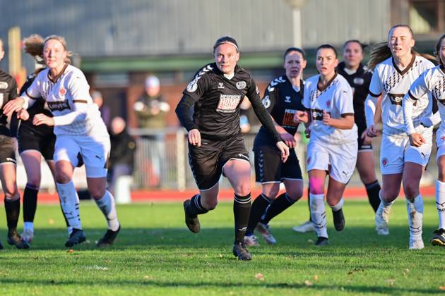 Soccer I Women I Season 2024 2025 I Regionalliga Nord I Matchday 12 I SV Henstedt Ulzburg FC St Pauli I 01 12 2024 In the center of the picture Vera Homp 20, SV Henstedt Ulzburg waiting for a corner kick Copyright: xLobeca WolfxGebhardtx