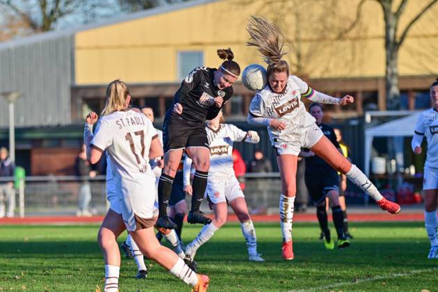 Soccer I Women I Season 2024 2025 I Regionalliga Nord I Matchday 12 I SV Henstedt Ulzburg FC St Pauli I 01 12 2024 Header duel in the penalty area after corner kick Vera Homp 20, SV Henstedt Ulzburg and Annie Mcintosh Kingman 14, FC St Pauli Copyright: xLobeca WolfxGebhardtx