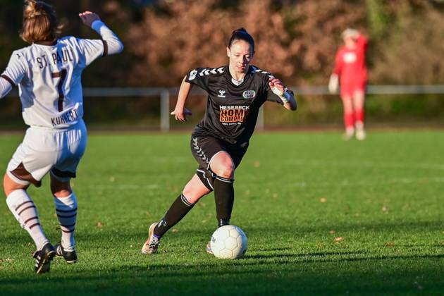 Soccer I Women I Season 2024 2025 I Regionalliga Nord I 12 Matchday I SV Henstedt Ulzburg FC St Pauli I 01 12 2024 Michelle Hille 10, SV Henstedt Ulzburg on the ball Copyright: xLobeca WolfxGebhardtx