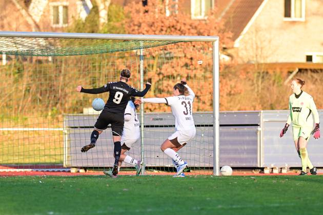 Soccer I Women I Season 2024 2025 I Regionalliga Nord I Matchday 12 I SV Henstedt Ulzburg FC St Pauli I 01 12 2024 The goalkeeper on the far right can only watch, the defenders can no longer intervene either, Catherine Knobloch 9, SV Henstedt Ulzburg scores the goal Copyright: xLobeca WolfxGebhardtx