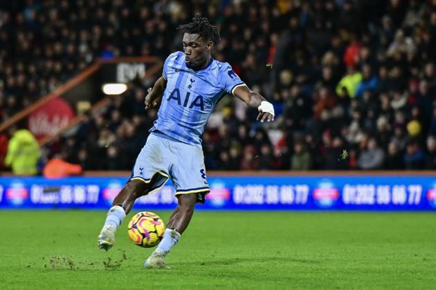 Bournemouth v Tottenham Hotspur Premier League Yves Bissouma of Tottenham Hotspur shoots during the Premier League match at the Vitality Stadium, Bournemouth UK Newspapers OUT Copyright: xJeremyxLandeyx FIL-21038-0046