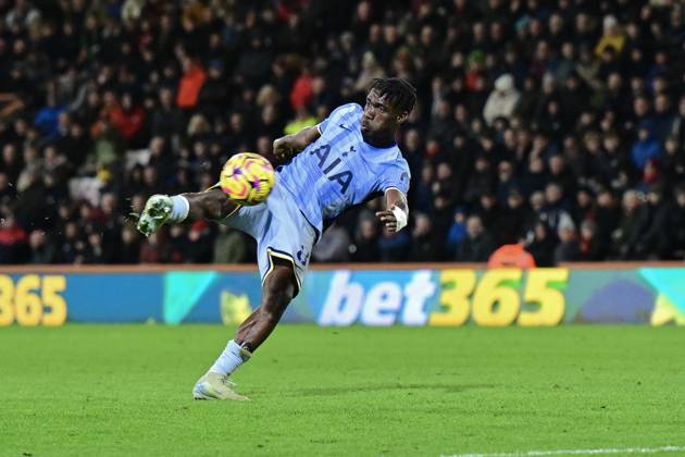 Bournemouth v Tottenham Hotspur Premier League Yves Bissouma of Tottenham Hotspur shoots during the Premier League match at the Vitality Stadium, Bournemouth UK Newspapers OUT Copyright: xJeremyxLandeyx FIL-21038-0052