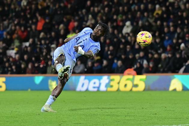 Bournemouth v Tottenham Hotspur Premier League Yves Bissouma of Tottenham Hotspur shoots during the Premier League match at the Vitality Stadium, Bournemouth UK Newspapers OUT Copyright: xJeremyxLandeyx FIL-21038-0053