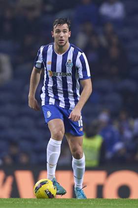 FC Porto v Casa Pia AC - Liga Portugal Betclic Nico Gonzalez of FC Porto is in action during the Liga Portugal Betclic match between FC Porto and Casa Pia AC at Estadio Do Dragao in Porto, Portugal, on December 2, 2024 Porto, Portugal Porto Portugal  Copyright: xJosexManuelxAlvarezxReyx originalFilename:alvarezrey-notitle241202_npVYu