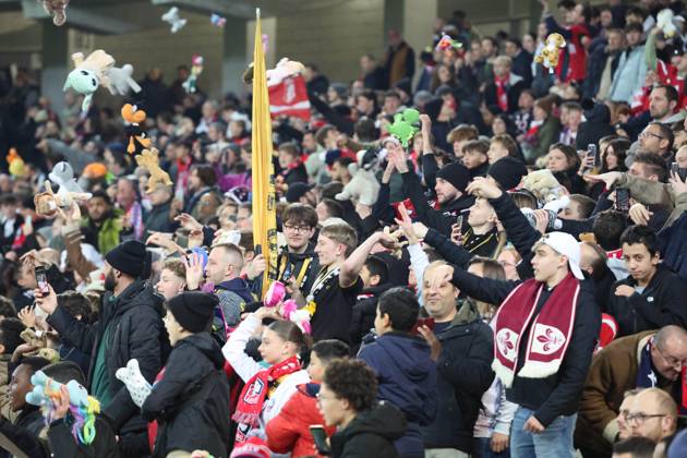 FOOTBALL : LOSC Lille vs Stade Brestois 29 - Ligue 1 - 06 12 2024 Lancà de peluches par les supporters lillois à la mi-temps lors du match LOSC Lille vs Stade Brestois 29, Ligue 1, Decathlon Arena stade Pierre Mauroy, le 6 dà cembre 2024 Copyright: xx