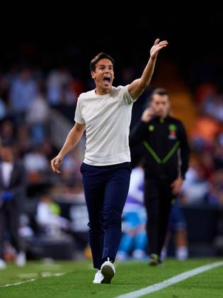 Valencia CF v Rayo Vallecano - La Liga EA Sports Inigo Perez of Rayo Vallecano reacts during the LaLiga EA Sports match between Valencia CF and Rayo Vallecano at Mestalla stadium in Valencia, Spain, on December 7, 2024. Valencia Spain Copyright: xDavidxAliagax originalFilename:aliaga-valencia241207_npHkR