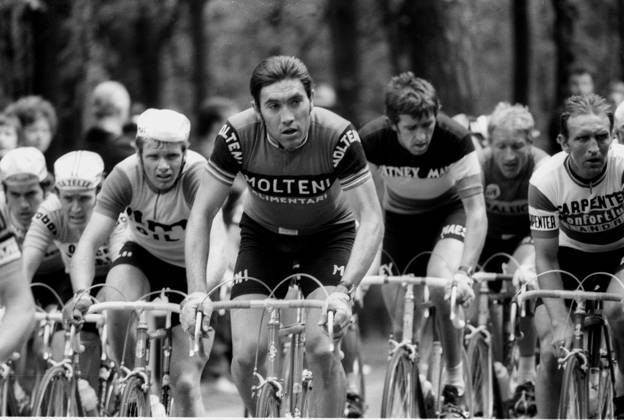 01 05 1974 Cycling, Cycling race, Around the Henningerturm, field of riders with Eddy Merckx in the middle, in the Molteni jersey, action HM