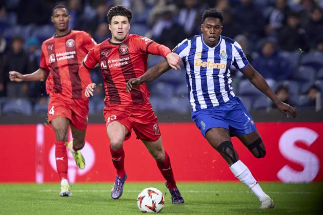 FC Porto v FC Midtjylland - UEFA Europa League 2024 25 League Phase MD6 Adam Gabriel of FC Midtjylland competes for the ball with Samu Aghehowa of FC Porto during the UEFA Europa League match between FC Porto and FC Midtjylland at Estadio Do Dragao in Porto, Portugal, on December 12, 2024. Porto, Portugal Porto Portugal Copyright: xJosexManuelxAlvarezxReyx originalFilename:alvarezrey-notitle241212_npkIU