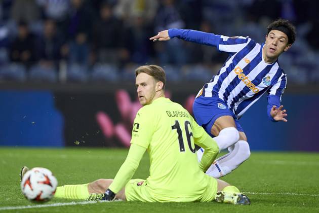 FC Porto v FC Midtjylland - UEFA Europa League 2024 25 League Phase MD6 Eduardo Gabriel Aquino Cossa Pepe of FC Porto beats Elias Olafsson of FC Midtjylland during the UEFA Europa League match between FC Porto and FC Midtjylland at Estadio Do Dragao in Porto, Portugal, on December 12, 2024. Porto, Portugal Porto Portugal Copyright: xJosexManuelxAlvarezxReyx originalFilename:alvarezrey-notitle241212_npTmH