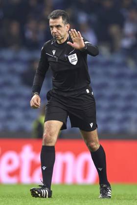 FC Porto v FC Midtjylland - UEFA Europa League 2024 25 League Phase MD6 Referee Aleksandar Stavrev officiates the UEFA Europa League match between FC Porto and FC Midtjylland at Estadio Do Dragao in Porto, Portugal, on December 12, 2024. Porto, Portugal Porto Portugal Copyright: xJosexManuelxAlvarezxReyx originalFilename:alvarezrey-notitle241212_np2Yp