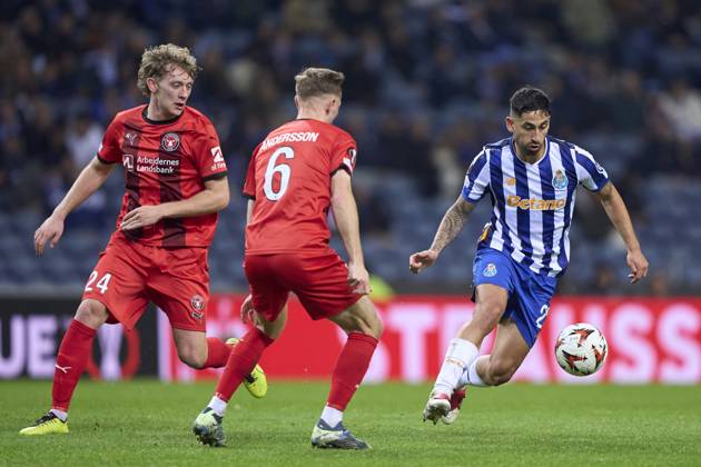 FC Porto v FC Midtjylland - UEFA Europa League 2024 25 League Phase MD6 Alan Varela of FC Porto is challenged by Oliver Sorensen and Joel Andersson of FC Midtjylland during the UEFA Europa League match between FC Porto and FC Midtjylland at Estadio Do Dragao in Porto, Portugal, on December 12, 2024. Porto, Portugal Porto Portugal Copyright: xJosexManuelxAlvarezxReyx originalFilename:alvarezrey-notitle241212_npVO0