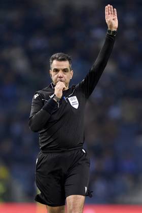 FC Porto v FC Midtjylland - UEFA Europa League 2024 25 League Phase MD6 Referee Aleksandar Stavrev reacts during the UEFA Europa League match between FC Porto and FC Midtjylland at Estadio Do Dragao in Porto, Portugal, on December 12, 2024. Porto, Portugal Porto Portugal Copyright: xJosexManuelxAlvarezxReyx originalFilename:alvarezrey-notitle241212_npowO