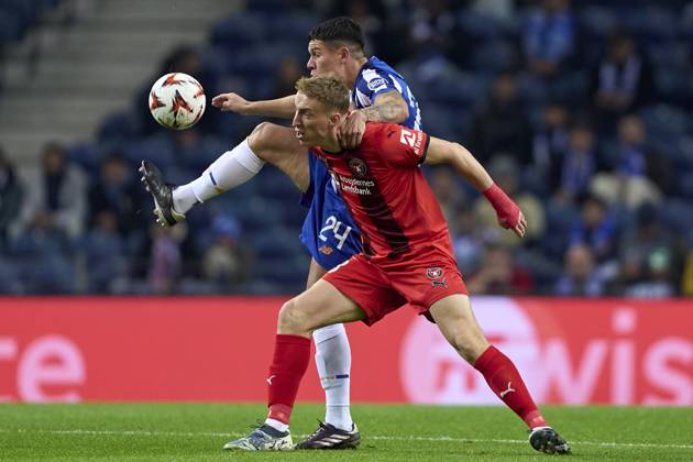 FC Porto v FC Midtjylland - UEFA Europa League 2024 25 League Phase MD6 Nehuen Perez of FC Porto competes for the ball with Adam Buksa of FC Midtjylland during the UEFA Europa League match between FC Porto and FC Midtjylland at Estadio Do Dragao in Porto, Portugal, on December 12, 2024. Porto, Portugal Porto Portugal Copyright: xJosexManuelxAlvarezxReyx originalFilename:alvarezrey-notitle241212_npTxP