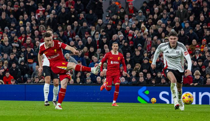 Football - FA Premier League - Liverpool FC v Fulham FC LIVERPOOL, ENGLAND - Saturday, December 14, 2024: Liverpool s Diogo Jota scores hi sside s second equalising goal during the FA Premier League match between Liverpool FC and Fulham FC at Anfield. (Photo by David Rawcliffe Propaganda) LIVERPOOL Anfield MERSEYSIDE ENGLAND Copyright: xDavidxRawcliffex P2024-12-14-Liverpool_Fulham-49