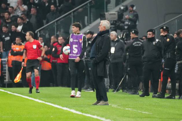 Coach Jose Mourinho of Fenerbahce during the Turkish Super League match between Besiktas and Fenerbahce at Tupras Stadium in Istanbul , Turkey on December 07 , 2024. ( Photo by Seskimphoto ) Istanbul Turkey Istanbul Turkey Copyright: xSeskimphotox Besiktas-Fenerbahce-071224 (150)
