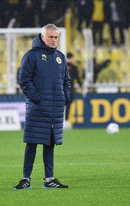 Coach Jose Mourinho of Fenerbahce during the Turkish Super League match between Fenerbahce and Basaksehir FK at Ulker Sukru Saracoglu Stadium on December 15, 2024 in Istanbul, Turkey. Istanbul Turkey Copyright: xSeskimphotox FBahce-Basaksehir-151224 (1)