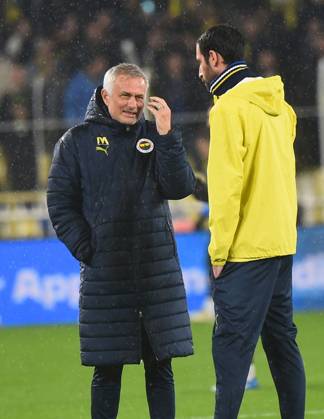 Coach Jose Mourinho of Fenerbahce during the Turkish Super League match between Fenerbahce and Basaksehir FK at Ulker Sukru Saracoglu Stadium on December 15, 2024 in Istanbul, Turkey. Istanbul Turkey Copyright: xSeskimphotox FBahce-Basaksehir-151224 (10)