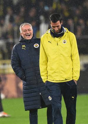 Coach Jose Mourinho of Fenerbahce during the Turkish Super League match between Fenerbahce and Basaksehir FK at Ulker Sukru Saracoglu Stadium on December 15, 2024 in Istanbul, Turkey. Istanbul Turkey Copyright: xSeskimphotox FBahce-Basaksehir-151224 (11)