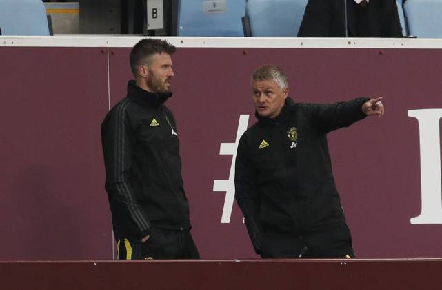 Aston Villa v Manchester United, ManU - Premier League - Villa Park July 9, 2020, Birmingham, United Kingdom: Ole Gunnar Solskjaer manager of Manchester United points out to assistant Michael Carrick during the Premier League match at Villa Park, Birmingham. Picture date: 9th July 2020. Picture credit should read: Darren Staples Sportimage Birmingham United Kingdom EDITORIAL USE ONLY Copyright: xx ZUMA-20200709_zaf_si1_106.jpg DarrenxStaplesx csmphototwo676973