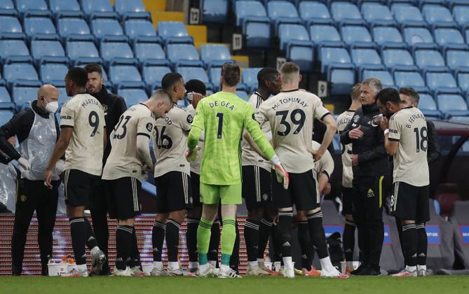 Aston Villa v Manchester United, ManU - Premier League - Villa Park July 9, 2020, Birmingham, United Kingdom: Ole Gunnar Solskjaer manager of Manchester United gives instructions during a drinks break during the Premier League match at Villa Park, Birmingham. Picture date: 9th July 2020. Picture credit should read: Darren Staples Sportimage Birmingham United Kingdom EDITORIAL USE ONLY Copyright: xx ZUMA-20200709_zaf_si1_155.jpg DarrenxStaplesx csmphototwo677015