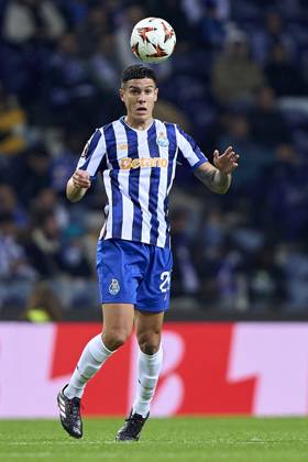 FC Porto v FC Midtjylland - UEFA Europa League 2024 25 League Phase MD6 Nehuen Perez of FC Porto heads the ball during the UEFA Europa League match between FC Porto and FC Midtjylland at Estadio Do Dragao in Porto, Portugal, on December 12, 2024. Porto, Portugal Portugal Copyright: xJosexManuelxAlvarezxReyx originalFilename:alvarezrey-notitle241212_np7NV