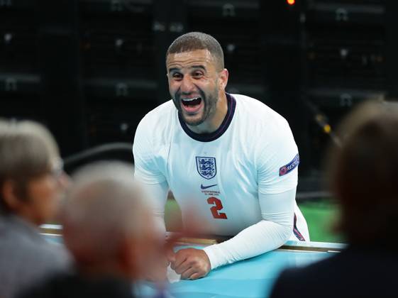 Czech Republic v England - UEFA EURO, EM, Europameisterschaft,Fussball 2020 - Group D - Wembley Stadium June 22, 2021, London, United Kingdom: London, England, 22nd June 2021. Kyle Walker of England celebrates the win with family during the UEFA European Championships match at Wembley Stadium, London. Picture credit should read: David Klein Sportimage London United Kingdom EDITORIAL USE ONLY Copyright: xx ZUMA-20210622_zaf_si1_094.jpg DavidxKleinx csmphototwo750821