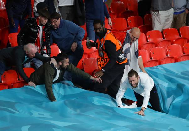 Czech Republic v England - UEFA EURO, EM, Europameisterschaft,Fussball 2020 - Group D - Wembley Stadium June 22, 2021, London, United Kingdom: London, England, 22nd June 2021. A fan grabs the shirt thrown by Jack Grealish of England during the UEFA European Championships match at Wembley Stadium, London. Picture credit should read: David Klein Sportimage London United Kingdom EDITORIAL USE ONLY Copyright: xx ZUMA-20210622_zaf_si1_096.jpg DavidxKleinx csmphototwo750823