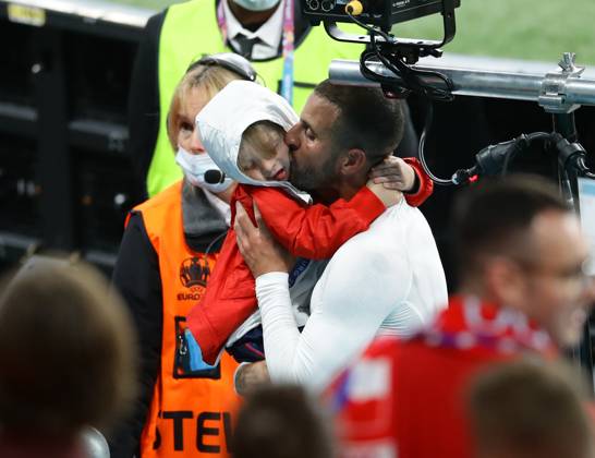 Czech Republic v England - UEFA EURO, EM, Europameisterschaft,Fussball 2020 - Group D - Wembley Stadium June 22, 2021, London, United Kingdom: London, England, 22nd June 2021. Kyle Walker of England celebrates the win with family during the UEFA European Championships match at Wembley Stadium, London. Picture credit should read: David Klein Sportimage London United Kingdom EDITORIAL USE ONLY Copyright: xx ZUMA-20210622_zaf_si1_097.jpg DavidxKleinx csmphototwo750824