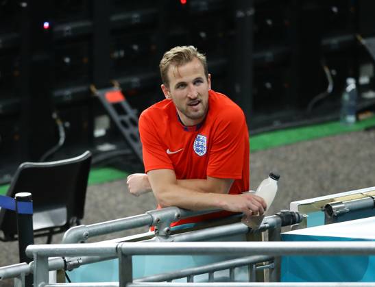 Czech Republic v England - UEFA EURO, EM, Europameisterschaft,Fussball 2020 - Group D - Wembley Stadium June 22, 2021, London, United Kingdom: London, England, 22nd June 2021. Harry Kane of England chats to family members at the end of the game during the UEFA European Championships match at Wembley Stadium, London. Picture credit should read: David Klein Sportimage London United Kingdom EDITORIAL USE ONLY Copyright: xx ZUMA-20210622_zaf_si1_100.jpg DavidxKleinx csmphototwo750825