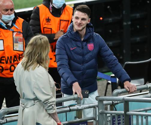 Czech Republic v England - UEFA EURO, EM, Europameisterschaft,Fussball 2020 - Group D - Wembley Stadium June 22, 2021, London, United Kingdom: London, England, 22nd June 2021. Declan Rice of England chat to family members at the end of the game during the UEFA European Championships match at Wembley Stadium, London. Picture credit should read: David Klein Sportimage London United Kingdom EDITORIAL USE ONLY Copyright: xx ZUMA-20210622_zaf_si1_099.jpg DavidxKleinx csmphototwo750826