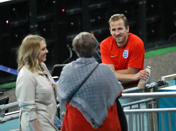 Czech Republic v England - UEFA EURO, EM, Europameisterschaft,Fussball 2020 - Group D - Wembley Stadium June 22, 2021, London, United Kingdom: London, England, 22nd June 2021. Harry Kane of England chats to family members at the end of the game during the UEFA European Championships match at Wembley Stadium, London. Picture credit should read: David Klein Sportimage London United Kingdom EDITORIAL USE ONLY Copyright: xx ZUMA-20210622_zaf_si1_098.jpg DavidxKleinx csmphototwo750827