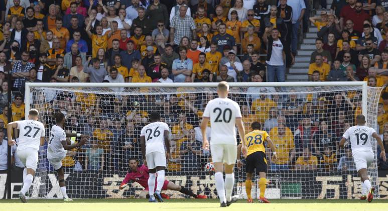 Wolverhampton Wanderers v Brentford - Premier League - Molineux September 18, 2021, Wolverhampton, United Kingdom: Wolverhampton, England, 18th September 2021. Ivan Toney of Brentford scores a penalty during the Premier League match at Molineux, Wolverhampton. Picture credit should read: Darren Staples Sportimage Wolverhampton United Kingdom EDITORIAL USE ONLY Copyright: xx ZUMA-20210918_zaf_si1_014.jpg DarrenxStaplesx csmphototwo790499