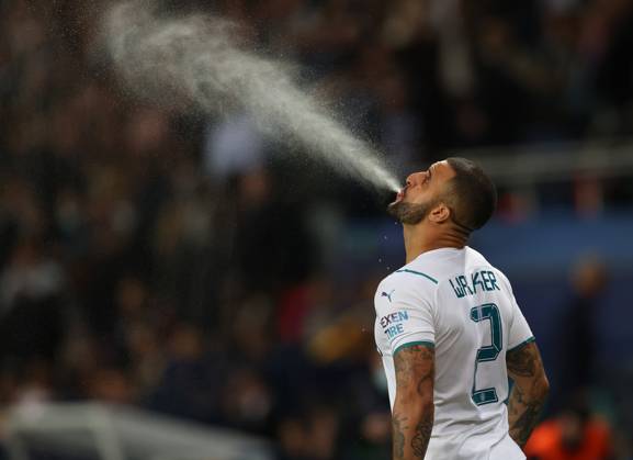 Paris Saint Germain v Manchester City - UEFA Champions League - Group A - Le Parc des Princes September 28, 2021, Paris, United Kingdom: Paris, France, 28th September 2021. Kyle Walker of Manchester City spits out water during the UEFA Champions League match at Le Parc des Princes, Paris. Picture credit should read: David Klein Sportimage Paris United Kingdom EDITORIAL USE ONLY Copyright: xx ZUMA-20210928_zaf_si1_020.jpg DavidxKleinx csmphototwo797598