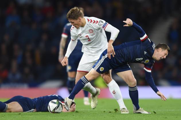 Scotland v Denmark - FIFA World Cup, WM, Weltmeisterschaft, Fussball qualifying - European - Hampden Park November 15, 2021, Glasgow, United Kingdom: Glasgow, Scotland, 15th November 2021. John McGinn of Scotland, Jannik Vestergaard of Denmark and Callum McGregor of Scotland during the FIFA World Cup qualifiers match at Hampden Park, Glasgow. Picture credit should read: Neil Hanna Sportimage Glasgow United Kingdom EDITORIAL USE ONLY Copyright: xx ZUMA-20211115_zaf_si1_094.jpg NeilxHannax csmphototwo822945