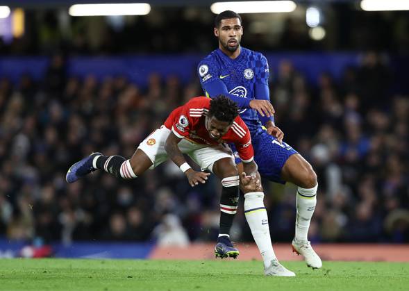 Chelsea v Manchester United, ManU - Premier League - Stamford Bridge November 28, 2021, London, United Kingdom: London, England, 28th November 2021. Fred of Manchester United is challenged by Ruben Loftus-Cheek of Chelsea during the Premier League match at Stamford Bridge, London. Picture credit should read: Paul Terry Sportimage London United Kingdom EDITORIAL USE ONLY Copyright: xx ZUMA-20211128_zaf_si1_180.jpg PaulxTerryx csmphototwo830722