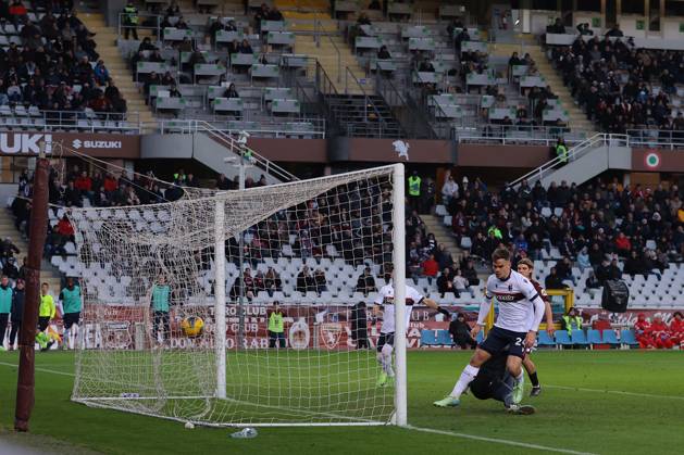 Turin, Italy, 21st December 2024. Thijs Dallinga of Bologna FC scores to give the side a 1-0 lead during the Serie A match at Stadio Grande Torino, Turin. Picture credit should read: Jonathan Moscrop Sportimage EDITORIAL USE ONLY. No use with unauthorised audio, video, data, fixture lists, club league logos or live services. Online in-match use limited to 120 images, no video emulation. No use in betting, games or single club league player publications. SPI-3533-0014