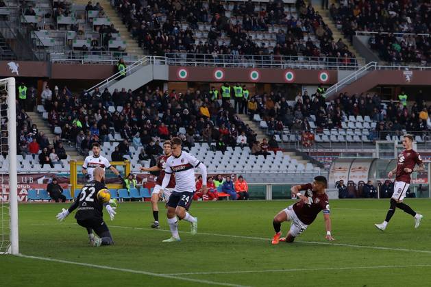 Turin, Italy, 21st December 2024. Thijs Dallinga of Bologna FC scores to give the side a 1-0 lead during the Serie A match at Stadio Grande Torino, Turin. Picture credit should read: Jonathan Moscrop Sportimage EDITORIAL USE ONLY. No use with unauthorised audio, video, data, fixture lists, club league logos or live services. Online in-match use limited to 120 images, no video emulation. No use in betting, games or single club league player publications. SPI-3533-0015